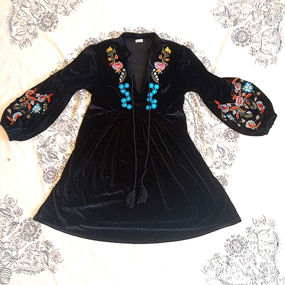 ASA Fashion Group - Bohemian Floral Embroidered mini Velvet dress. 🖤